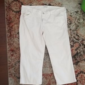 White old navy 'flirt' capris